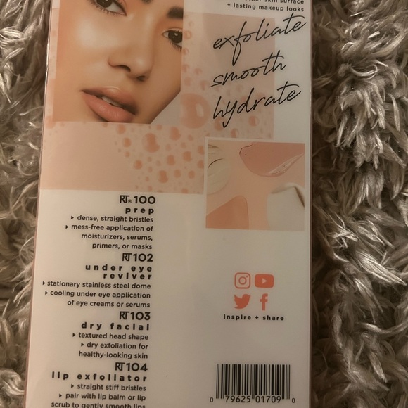 Real Techniques - Picture 2 of 3